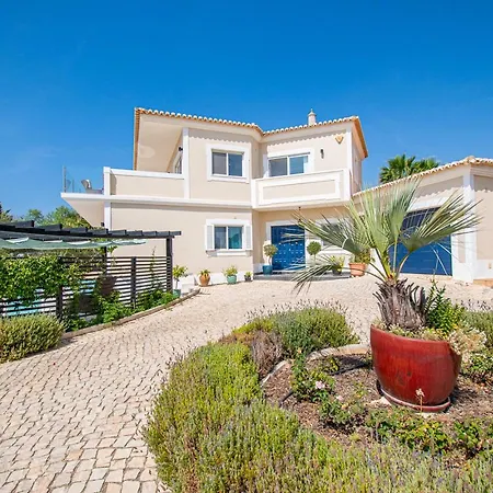 The One Ocean Front - Elegant 3-bedroom Καρβοέιρο